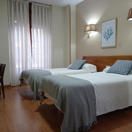 Hotel Los Robles Onís Екстериор снимка