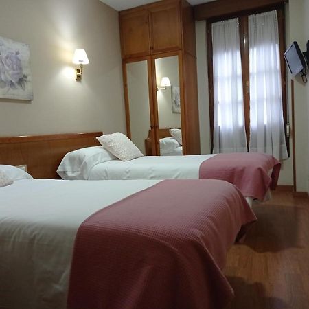 Hotel Los Robles Onís Екстериор снимка