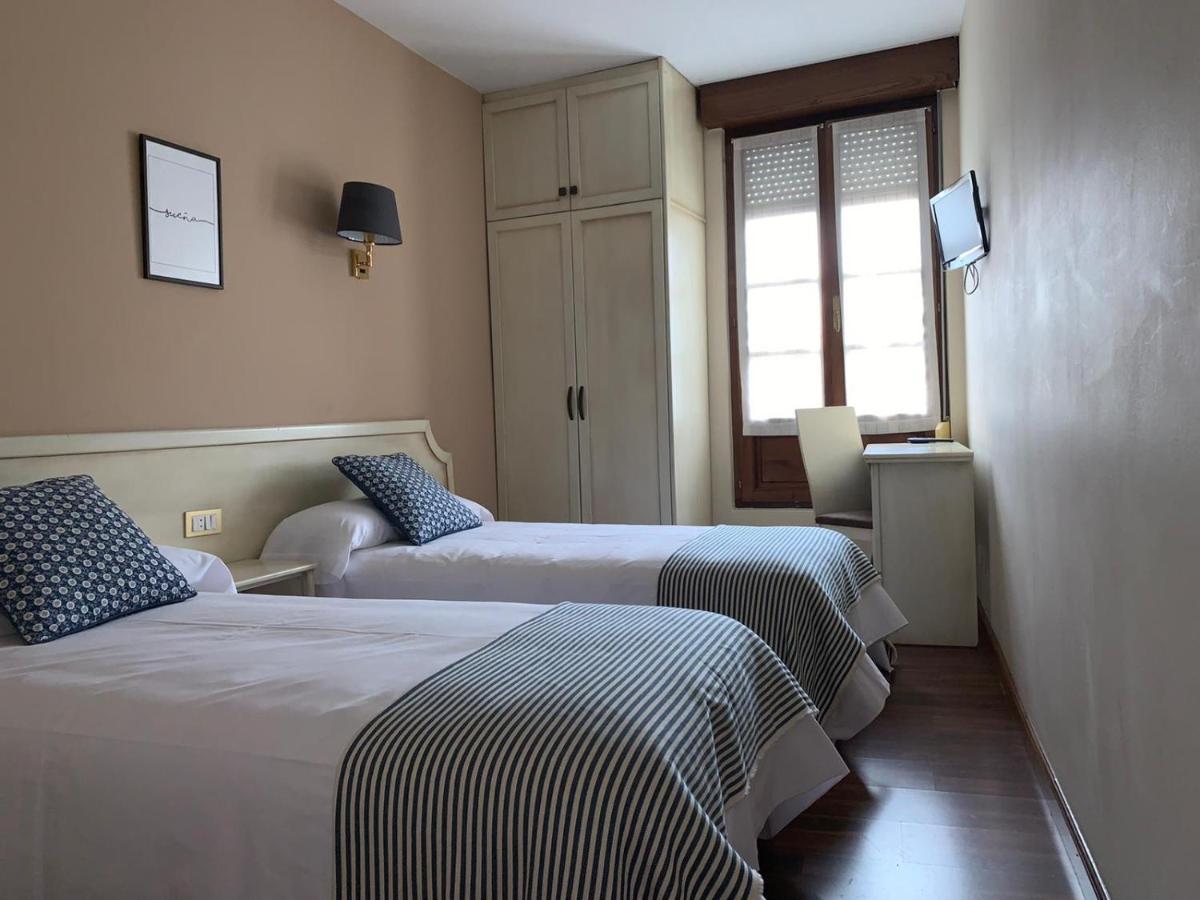 Hotel Los Robles Onís Екстериор снимка