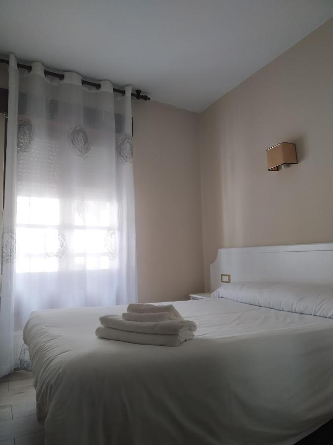 Hotel Los Robles Onís Екстериор снимка