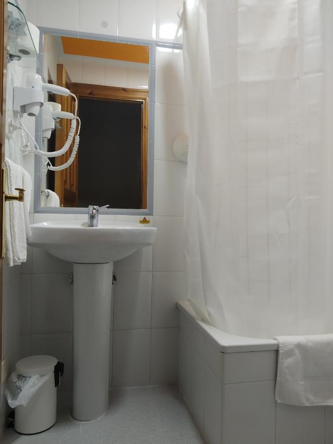 Hotel Los Robles Onís Екстериор снимка