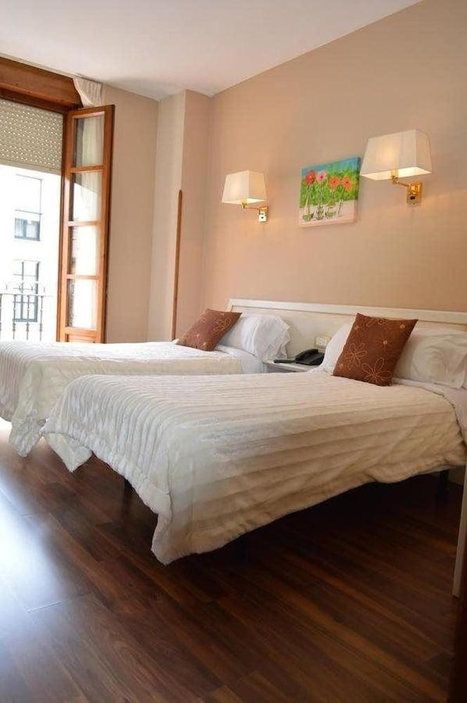 Hotel Los Robles Onís Екстериор снимка