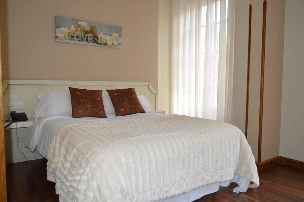 Hotel Los Robles Onís Екстериор снимка
