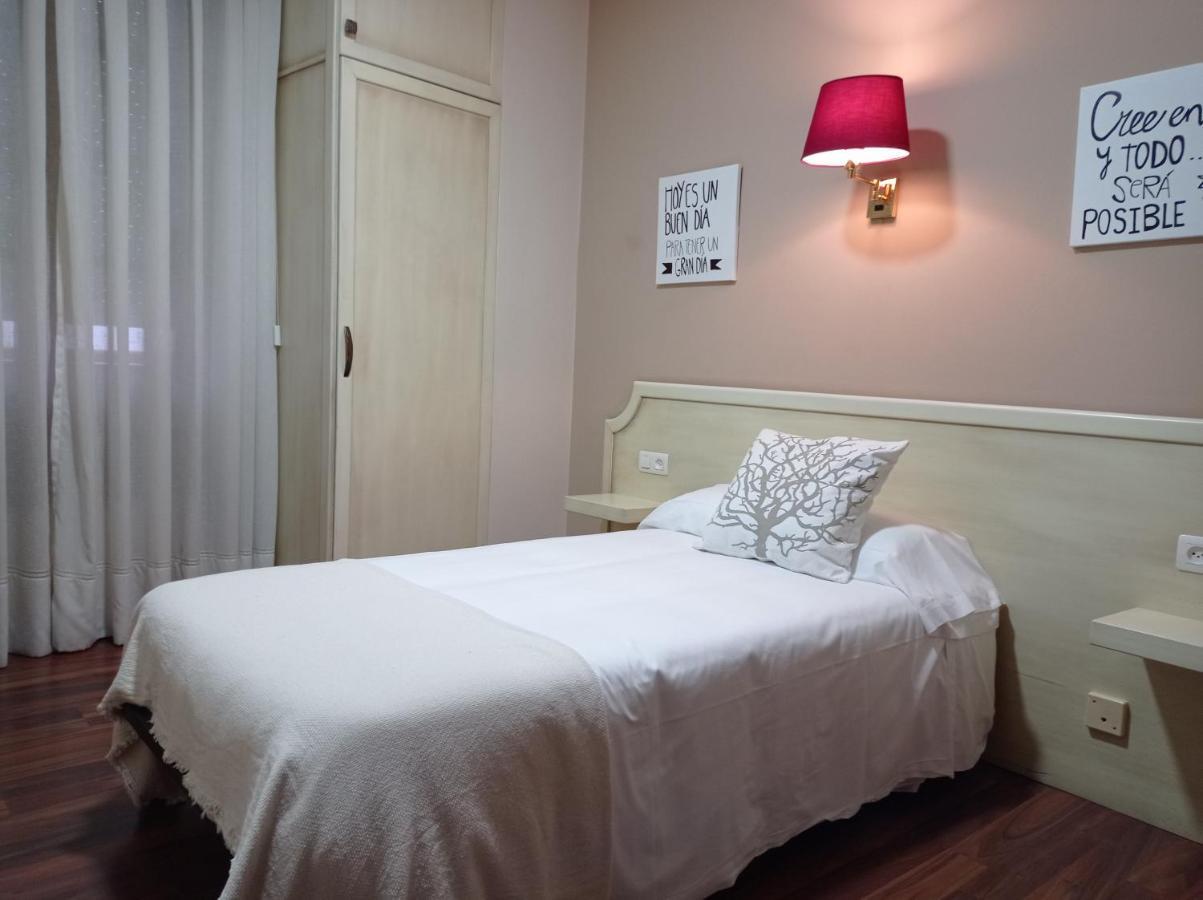 Hotel Los Robles Onís Екстериор снимка