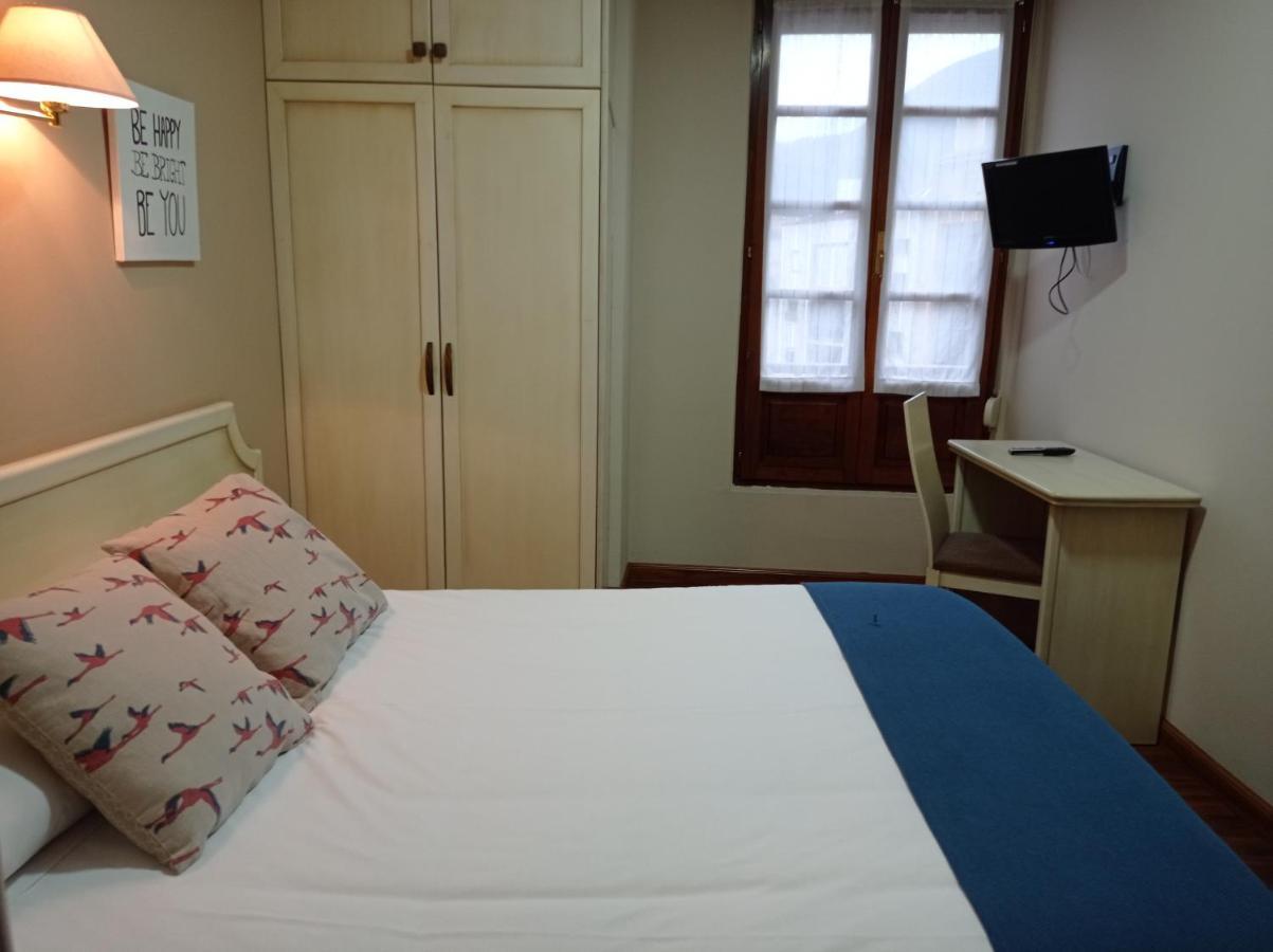 Hotel Los Robles Onís Екстериор снимка