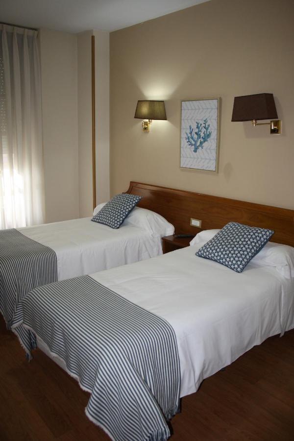 Hotel Los Robles Onís Екстериор снимка