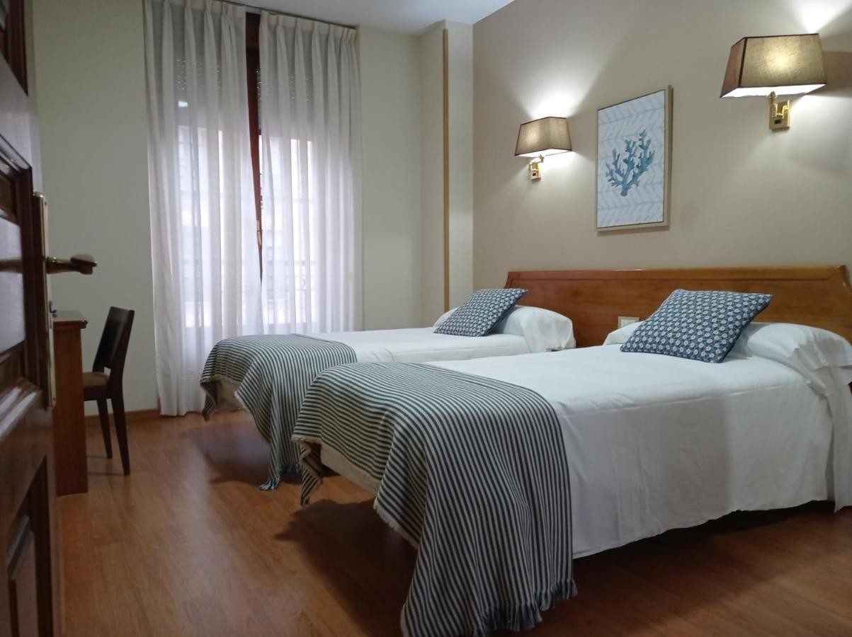 Hotel Los Robles Onís Екстериор снимка