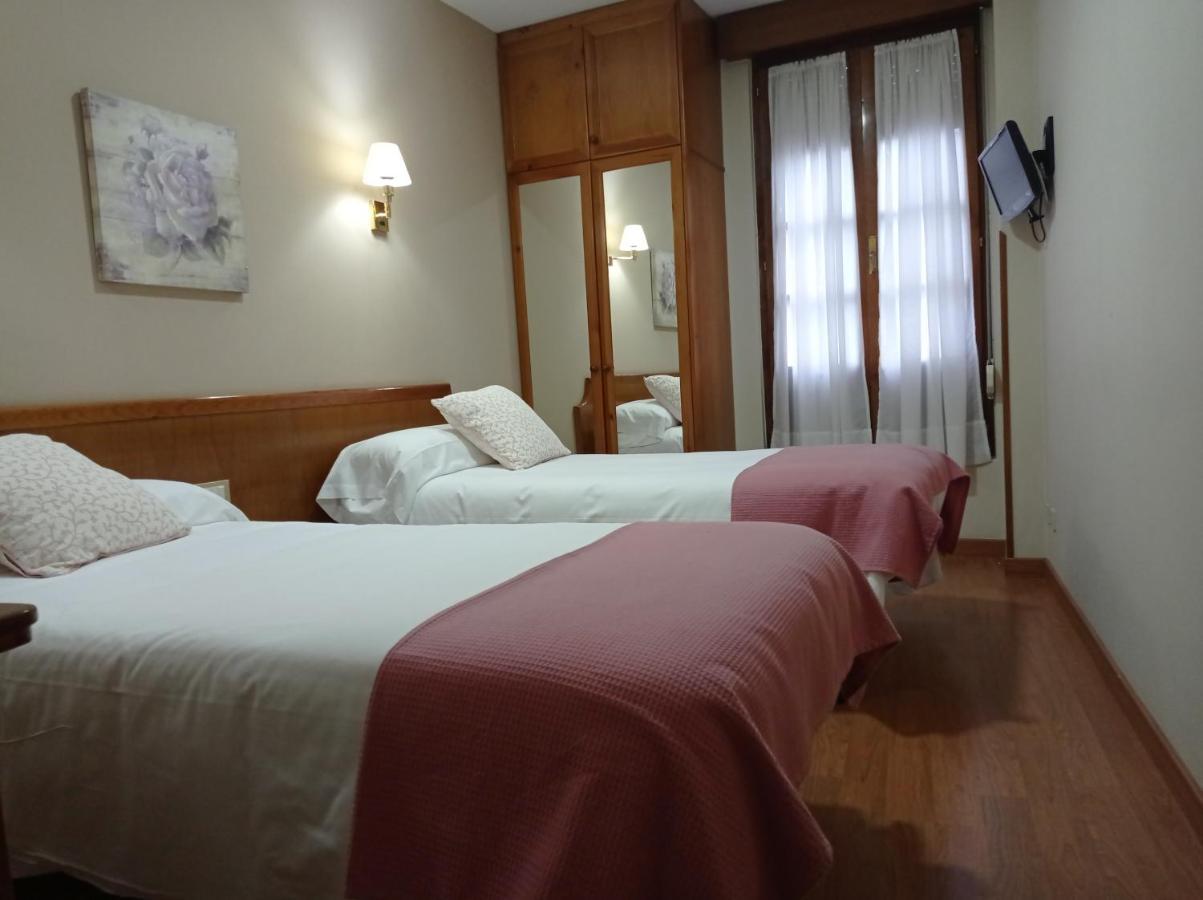 Hotel Los Robles Onís Екстериор снимка