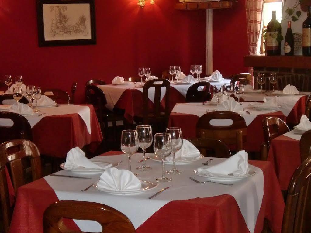 Hotel Los Robles Onís Екстериор снимка