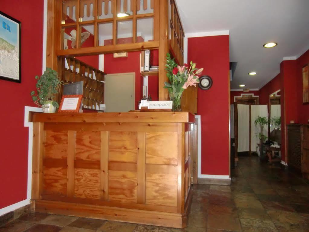 Hotel Los Robles Onís Екстериор снимка