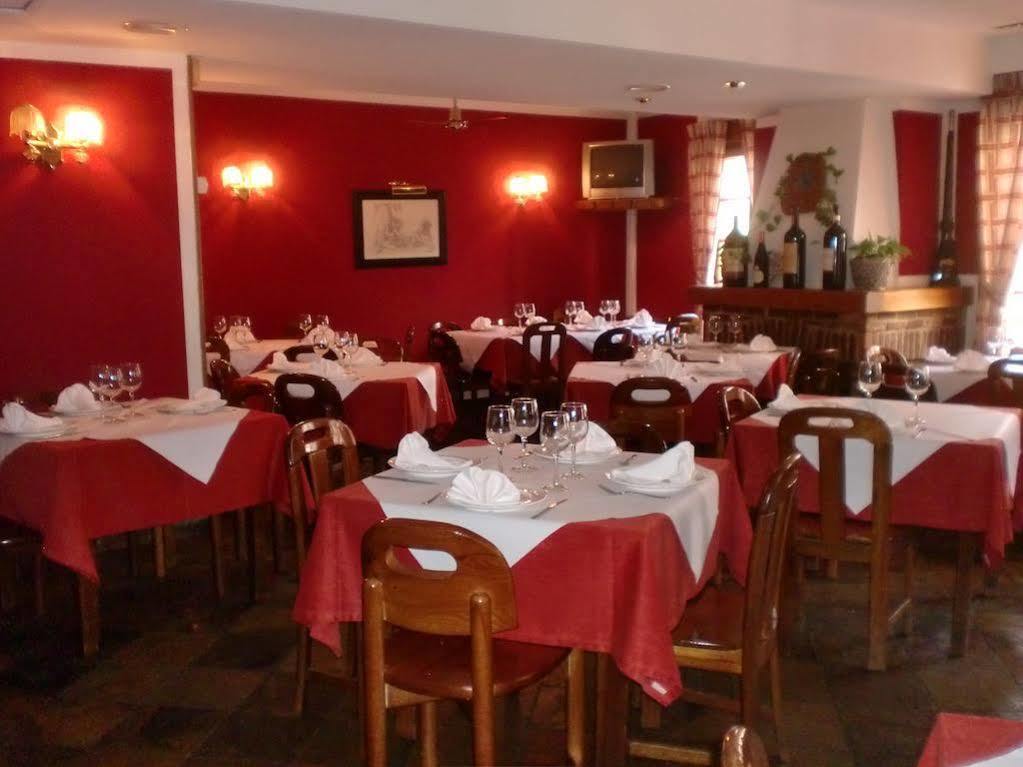 Hotel Los Robles Onís Екстериор снимка